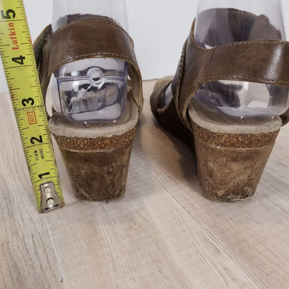 Taos Carousel 3 Sandals Women’s 8.5 Tan Leather Brass Button Wedge Comfort